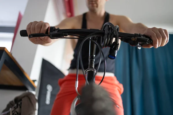 Fahrradbefestigung Zubehör Auf Dem Fahrrad Hause Studio Wohnung Mann Stellt — Stockfoto
