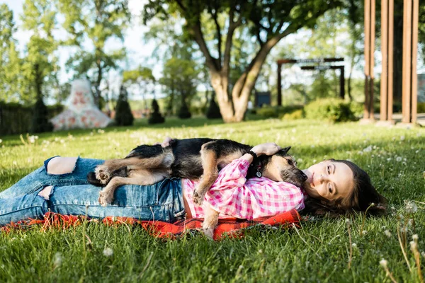Mulher Bonita Brincando Livre Com Seu Pequeno Cão Adotivo Marrom — Fotografia de Stock