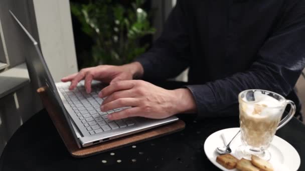 Close Van Freelancer Ontwikkelaar Handen Typen Programmacode Laptop Toetsenbord Coworking — Stockvideo