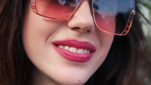 紧闭微笑的女人嘴显示出健康的白牙和美丽的嘴唇 — 图库视频影像