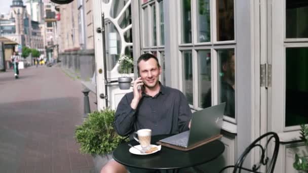 Kaukasische Zakenman Werkt Met Laptop Praat Dan Mobiele Telefoon Outdoor — Stockvideo