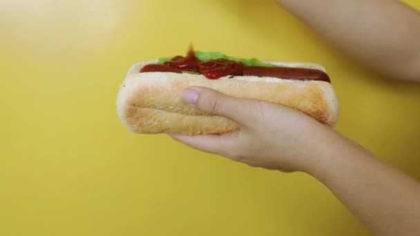 Ketchup Nalać Hot Doga Kiełbasą Musztardą Żółtym Tle — Wideo stockowe