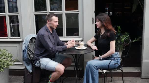 Gros Plan Jeune Couple Heureux Avec Smartphone Dans Café Parler — Video