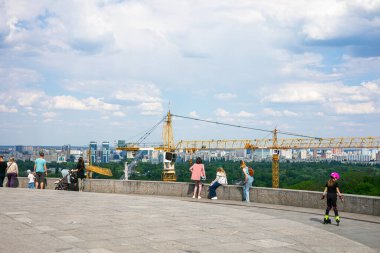 Gökyüzünde çalışan vinç. İnşaat alanı. Gözlem güvertesinden bakıldığında, Kyiv şehrindeki gelişmeler.