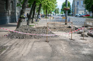 Kırmızı ve beyaz çizgili teyp uyarı tehlike bölgesi.