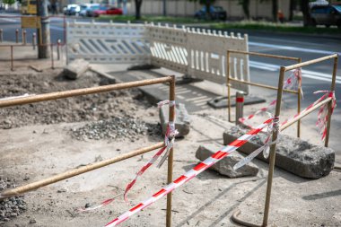 Kırmızı ve beyaz çizgili teyp uyarı tehlike bölgesi.