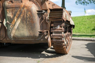 Ukrayna - Rusya savaş krizi konsepti. Kyiv 'de hasarlı eski bir tank sergileniyor. 