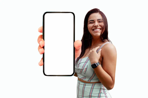 美しい若い女性 興奮した驚きの女の子は 空白の画面でスマートフォンを示しています 白い背景に隔離された白い画面 画像を表示モックアップ表示 — ストック写真