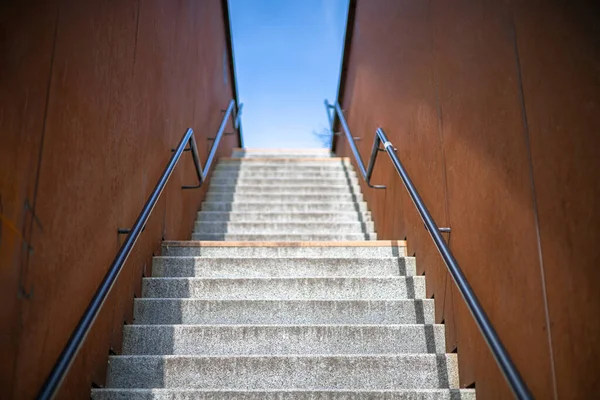 Escalier Béton Montant Dans Ciel Lumineux — Photo