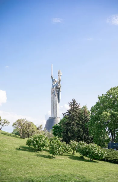 Ukrayna Kiev 'deki Dinyeper heykelinin ve Anavatan Anıtı' nın geçişi.