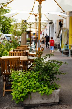 Kyiv şehrinde öğle arasında boş masalar.