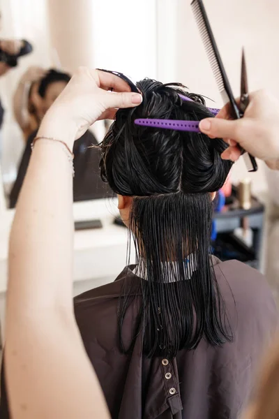 Makas, kızların kuaförde uzun siyah saçlarını kesti..