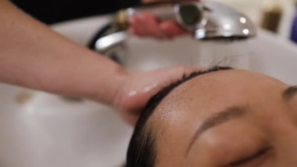 Азійська Молода Жінка Лягла Салат Обмивши Ліжко Щоб Помити Волосся — стокове відео