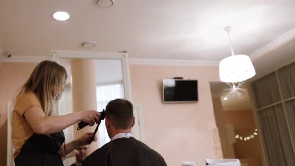 Barbeiro Moderno Corta Cabelo Homem Barbudo Com Cortador Barbearia Penteado — Vídeo de Stock