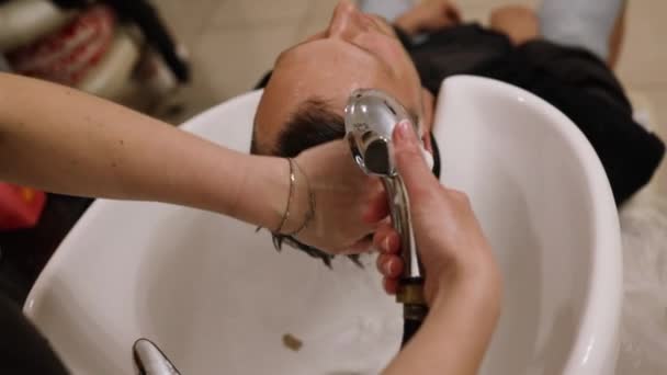Νεαρό Αρσενικό Πελάτη Πάρει Μαλλιά Πλένονται Από Κομμωτήριο Στο Σαλόνι — Αρχείο Βίντεο