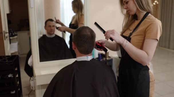 时髦理发师在理发店里用剪子剪胡子男人的头发 男人的发型和理发沙龙 用修剪器梳理头发 理发师在复古发廊理发 — 图库视频影像