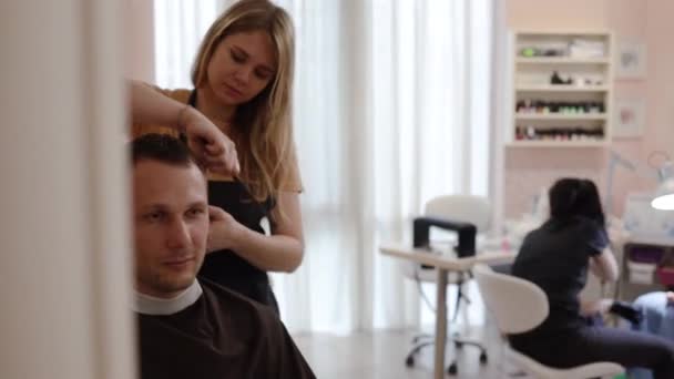 Модний Перукар Розрізає Волосся Бородатого Чоловіка Допомогою Затискача Перукарні Чоловіча — стокове відео