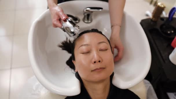 Azjatycka Młoda Kobieta Leżąca Łóżku Mycia Włosów Profesjonalnego Stylisty Piękne — Wideo stockowe