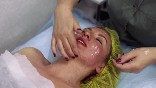 Młoda Kobieta Średnim Wieku Relaksuje Się Podczas Przyjemnego Masażu Terapeuta — Wideo stockowe