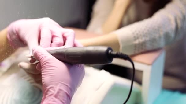 Meester Van Manicure Pedicure Verwijdert Gellak Uit Nagel Close Manicure — Stockvideo