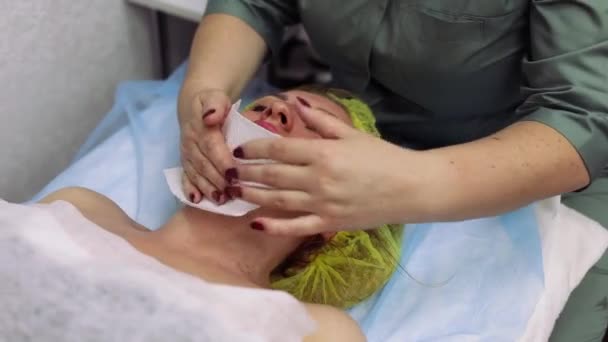 Terapeut Používá Houby Aby Očistil Klientovu Tvář Kosmetické Lázeňské Procedury — Stock video