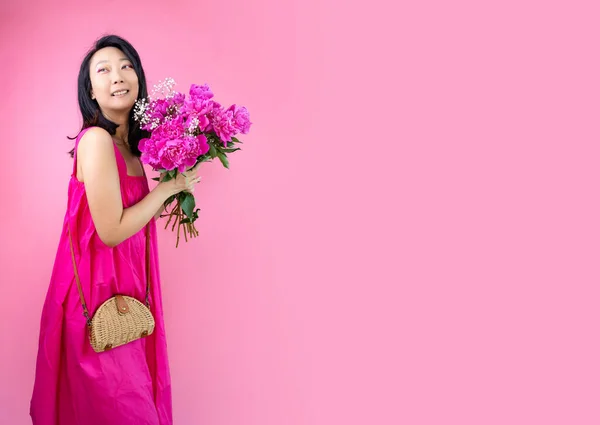 Портрет Прекрасной Молодой Азиатки Летнем Платье Изолированной Розовом Фоне Держащей — стоковое фото