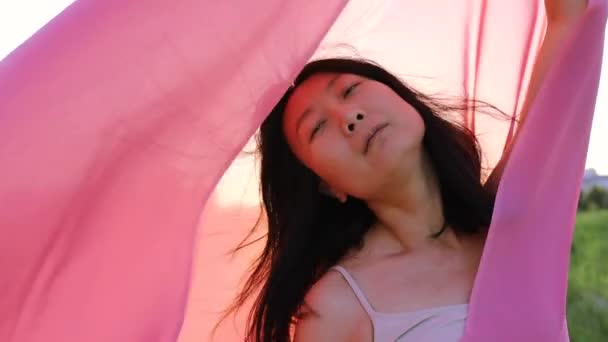 Чувственная Азиатская Девушка Машет Трепещущей Красной Тканью Танцуя Ветром Фоне — стоковое видео