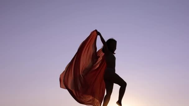 空と太陽のフレアの背景に風で舞う赤い布をなびかせながら 官能的なアジアの少女 優しさの概念 — ストック動画
