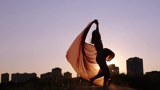 性感的亚洲女孩挥动着飘扬的红布 在天空和阳光的映衬下翩翩起舞 柔情的概念 — 图库视频影像