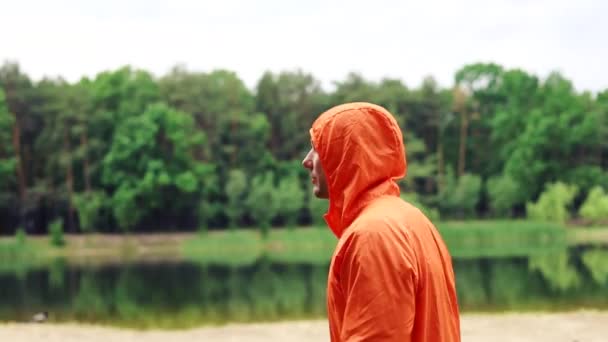 Człowiek Biegnący Wzdłuż Jeziora Deszczowe Dni Sportowiec Biegnie Naturze Zdrowy — Wideo stockowe