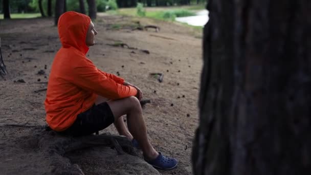 Młody Człowiek Siedzący Nad Jeziorem Podziwiający Widok Morze Deszczowy Dzień — Wideo stockowe