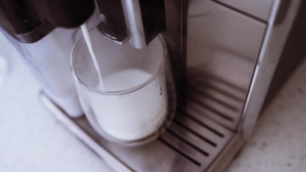 Kaffeemaschine Die Aufgeschäumte Milch Zubereitet Und Ausgibt Cappuccino Aus Nächster — Stockvideo