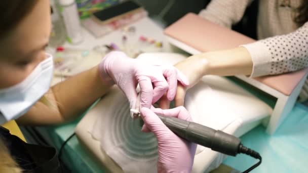 Meester Van Manicure Pedicure Verwijdert Gellak Uit Nagel Close Manicure — Stockvideo