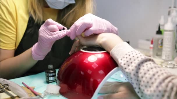 Nagelverzorging Manicure Close Van Mooie Vrouwelijke Handen Transparante Nagellak Aanbrengen — Stockvideo