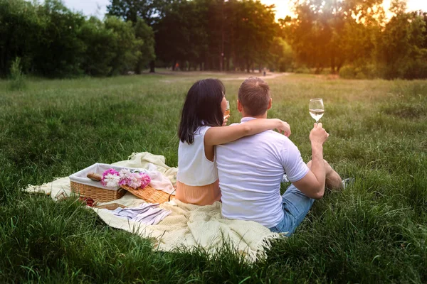 Gelukkig Divers Paar Ontspannen Deken Picknick Zonnige Tuin Met Wijnglas — Stockfoto