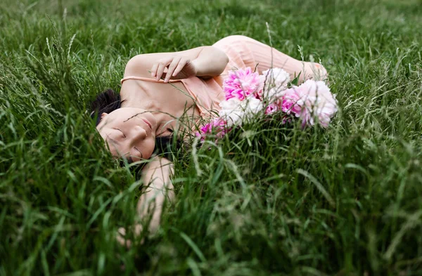 美丽的亚洲女人躺在草地上 美与时尚 — 图库照片