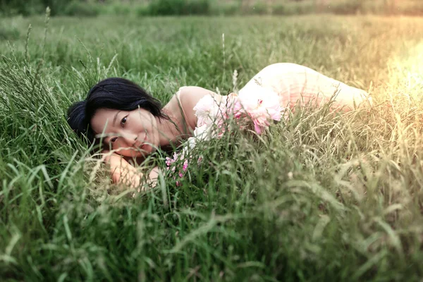 美丽的亚洲女人躺在草地上 美与时尚 — 图库照片