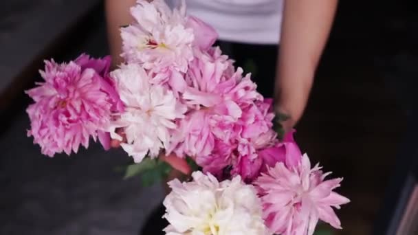 Vrouw Zet Pioenrozen Bloemen Vaas Huisvrouw Genieten Van Decor Interieur — Stockvideo