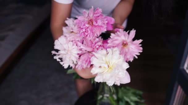 Aziatische Vrouw Zet Pioenrozen Bloemen Vaas Huisvrouw Genieten Van Decor — Stockvideo