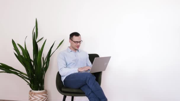 Homem Adulto Bonito Usando Computador Portátil Sentado Sala Estar Casa — Vídeo de Stock