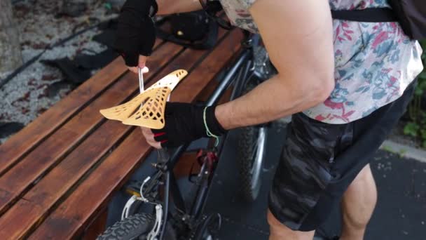 Чоловік Рукавичках Відкручує Болти Використовуючи Шестигранний Ключ Рамі Гірського Велосипеда — стокове відео