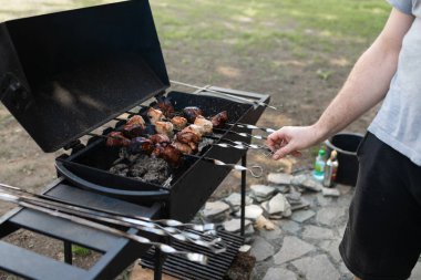 Domuz ızgarası. BBC 'de ızgarada pişirilmiş et şişleri. Evin arka bahçesinde ızgara yemek..
