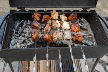 Domuz ızgarası. BBC 'de ızgarada pişirilmiş et şişleri. Evin arka bahçesinde ızgara yemek..