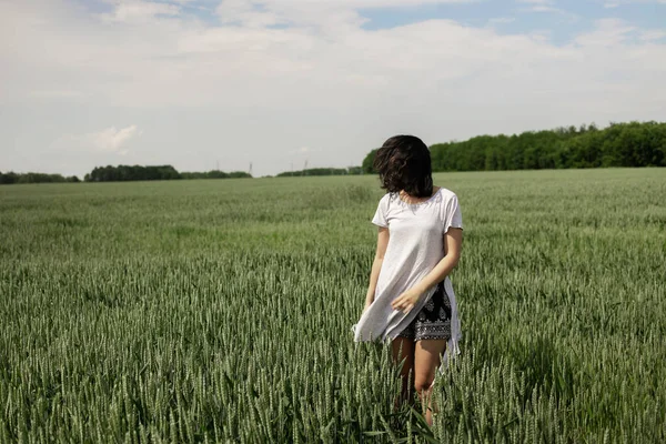 Азиатка Наслаждается Летнем Пшеничном Поле Улице Женщина Наслаждается Природой Ячменном — стоковое фото
