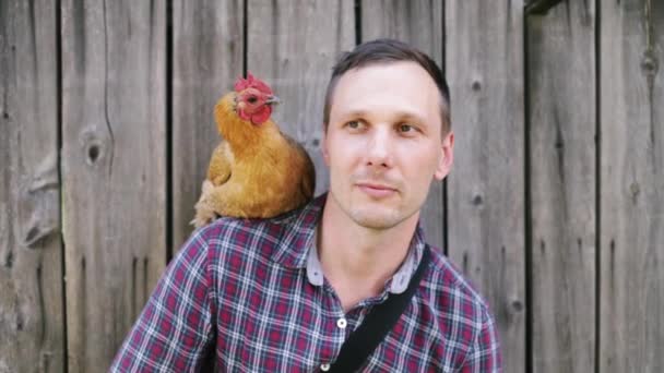 Farmář Obejme Kuře Příjemný Muž Objímá Ptáka Zblízka Záběr Šťastný — Stock video