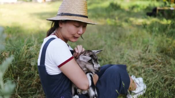 Młody Azji Kobieta Gospodarstwa Słodkie Dziecko Kozy Siedzi Zielony Pole — Wideo stockowe