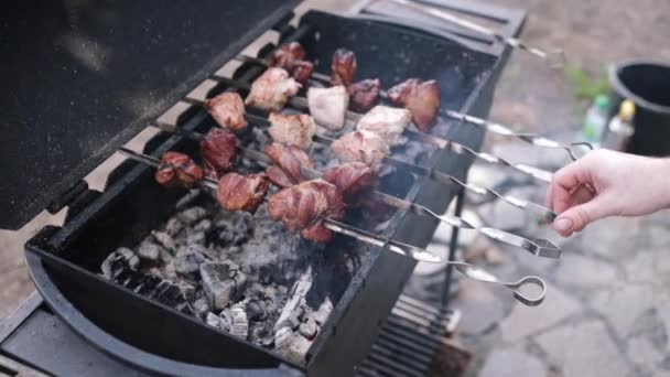 Griller Porc Gros Plan Quelques Brochettes Viande Grillées Sur Barbecue — Video