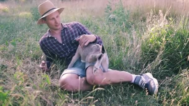 Счастливый Человек Белой Внешностью Фермер Держит Обнимает Свою Любимую Козу — стоковое видео