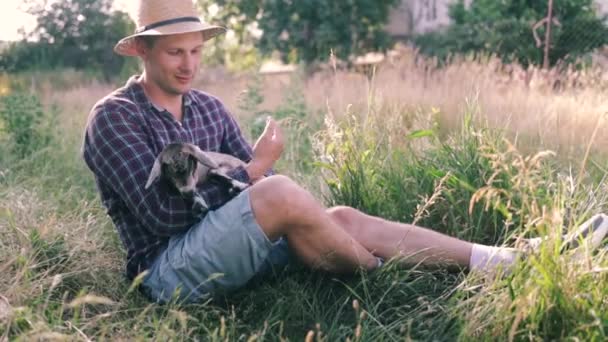 Ein Glücklicher Mann Kaukasischen Aussehens Ein Bauer Hält Und Umarmt — Stockvideo