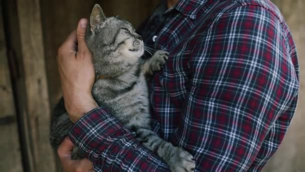 Cariñoso Joven Granjero Acariciando Gato Granero — Vídeo de stock